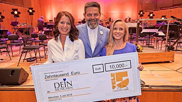 LOVE IS ALL! -  DEIN MÜNCHEN erhält Spendenscheck von TELE 5 im Rahmen des Filmfoniker-Konzerts beim Filmfest München
