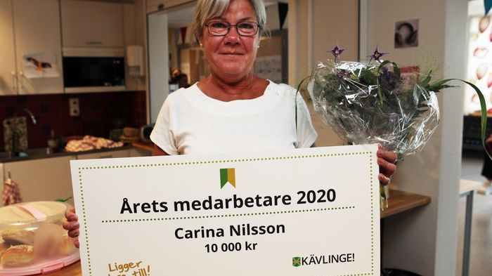 Carina Nilsson, Årets medarbetare 2020, har varje dag sedan 15 år tillbaka mött elever och personal genom att sprida värme och trygghet från Korsbackaskolans centrum – cafeterian.