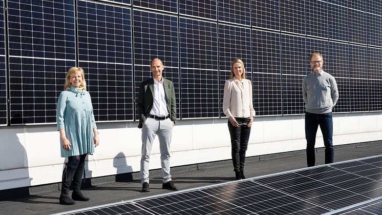 Agneta Kores, Rasmus Bergström, Susanne Hägglund och Axel Thegerström Edh på Essitys tak där 446 solpaneler installerats.