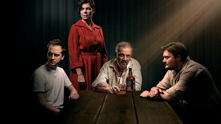 Folketeatret præsenterer NATTEN ER DAGENS MOR  – Lars Noréns ikoniske familiedrama