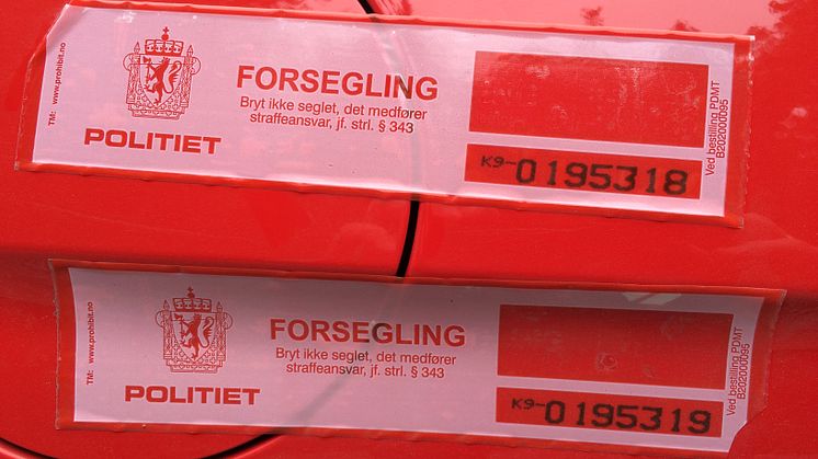 Knut og Henrik satte verdensrekord med sportsbilikonet Ford Mustang. Her i Kragerø kommune etter at tanken var gått tom og politiet bevitner både tripteller og at tanken var forseglet