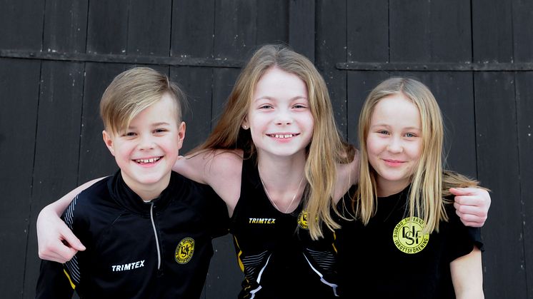 Samuel Mattson, Ella Jonsson och Agnes Grop från Djurmo-Sifferbo IF gläds över att det satsas på idrotten i Gagnefs kommun. Foto Anna Grop