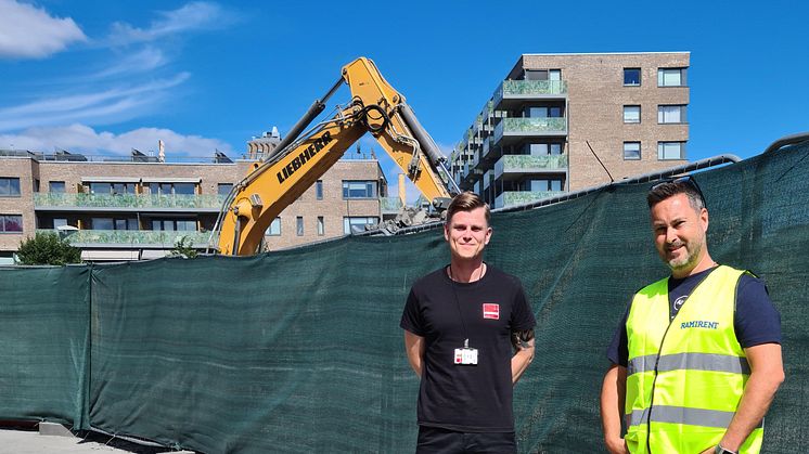 AVTALE: Anleggsleder i Veidekke, Roger Dalheim(t.v.) og storkundeselger Atle Bråthen i Ramirent på byggeplassen på Ensjø der OBOS-prosjektet Lumanders Hage skal reise seg de neste årene. Kontrakten mellom Ramirent og Veidekke har en varighet på nærme
