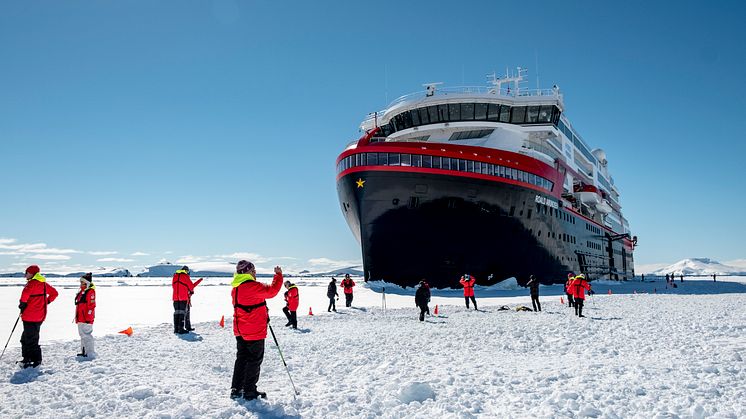 Guests during a landing in Antarctica with MS Roald Amundsen. Photo: Andrea Klaussner.
