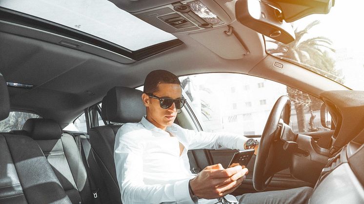 Obwohl 94 Prozent der deutschen Autofahrer die Nutzung eines Handys am Steuer als Gefahr einschätzen, nutzt es während der Fahrt jeder achte zum Lesen und Schreiben von Nachrichten und jeder sechste zum Telefonieren ohne Headset.