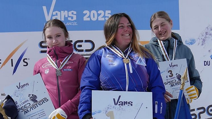 Glada JVM-medaljörer i speedski Fr.v. Amanda Ribbegårdh, Pauline Sabatut (FRA) och Villemo Andersson. Foto: SSF.