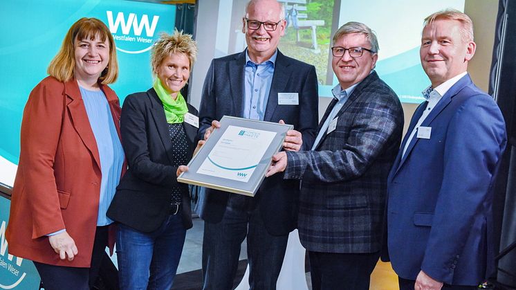 Jurymitglied Stephanie Krause, Landes-AG d. Freiwilligenagenturen in NRW, Sabine Kramm, stellv. Bürgermeisterin PB, Dietmar Jürgens und Antonius Koch, Heimat- und Kulturverein Dahl, sowie Jürgen Noch, Geschäftsführer WW, freuen sich gemeinsam.