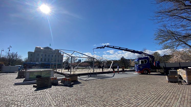 Igår morse började evenemangshallen mitt i Bältespännarparken byggas.