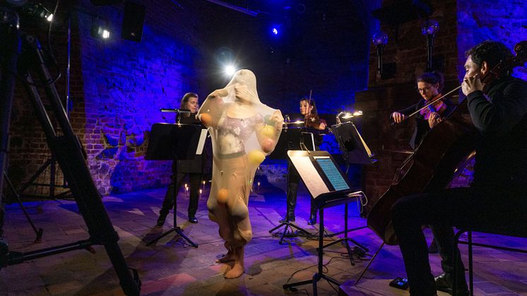 Künstlerin Clara Sjölin und Musiker des Gewandhausorchesters in der Moritzbastei Leipzig 