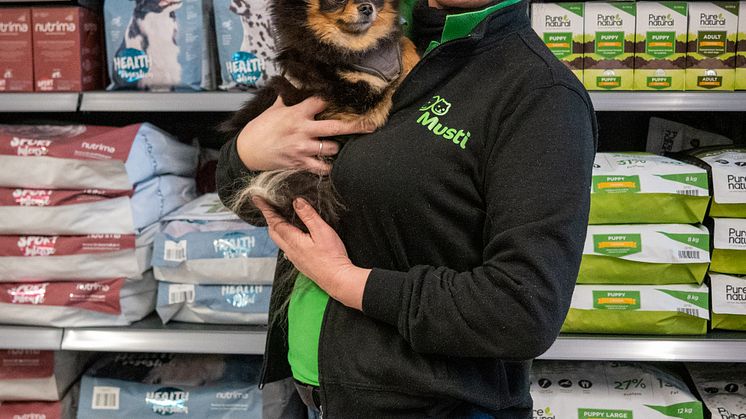 musti_brumunddal_butikksjef_Siv_Anita_Bjørgan_med_hund
