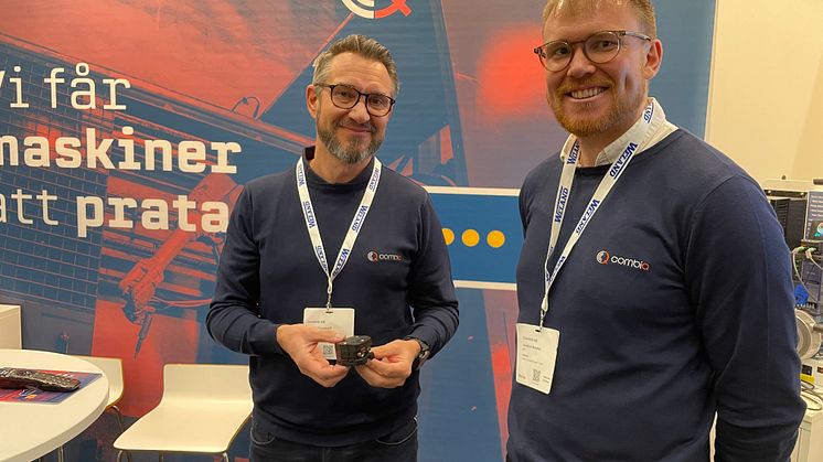 Kai Walkendorff and Joakim Nordén of CombiQ show the smart little sensor that sends data to the cloud-based service.