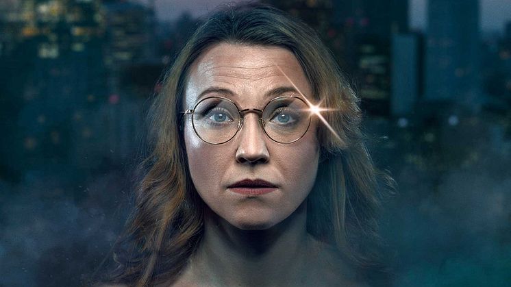 Det er Heidi Gjermundsen Broch som spelar hovudrolla, byråkraten Brille, som får ei livsendrande nyheit. Foto: Eirik Malmo.