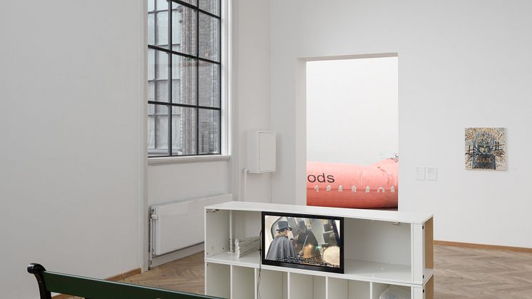 Aske Olsen, Epix Sex, 2023. Mira Winding, Copenhagen Cream Cake. I dream in the same place I live, I live in the same place I dream, 2023. Jessica Olausson, My Own Brucie the American Cocker Spaniel, pine wood, artificial ash, 2023