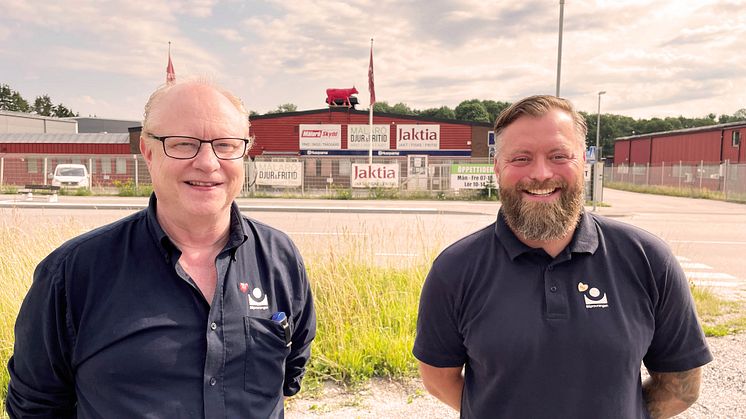 Stationschef Roger Svanborg och regionchef Fredrik Walther på plats vid Bilprovningens nyetablering på Ekerö