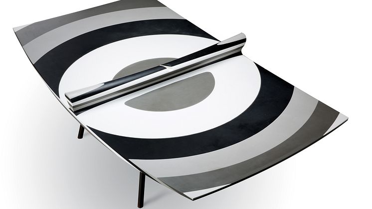 “10 LAYERS” är ett skulpturerat pingisbord utav Silestone®.