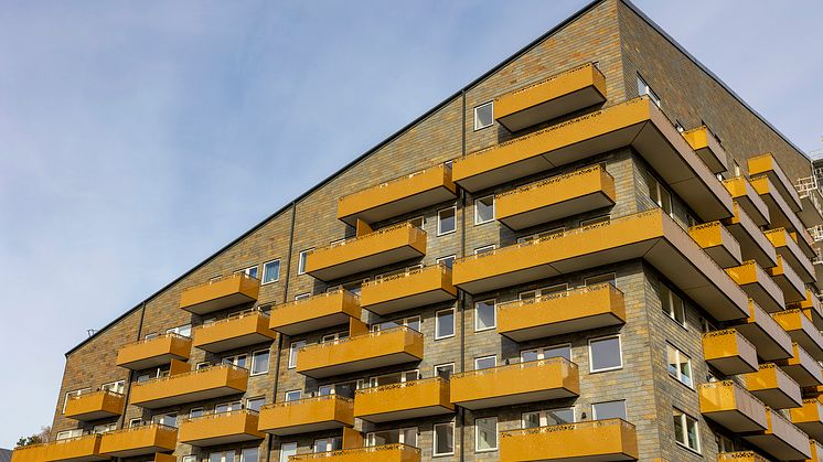 Fönster och balkonger varierar i storlek. Bild: Niklas Maupoix
