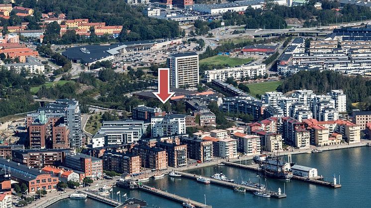 Pilen markerar placering av de cirka 125 bostadsrätterna. Foto: Bergslagsbild