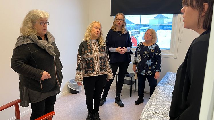 Åsa Wennerfors (L), Ann Lewerentz (M), Andrea Kronvall (SD) och Annika Olegård (KD) från socialnämnden får information om boendet av verksamhetschefen Sara Karlsson.