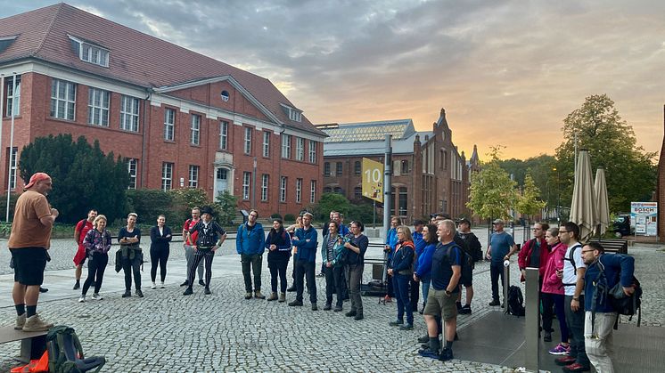 Eine Wandergruppe bekommt kurz vor dem Start Instruktionen von einem der Wanderführer. Bild: Frank Seeliger / TH Wildau