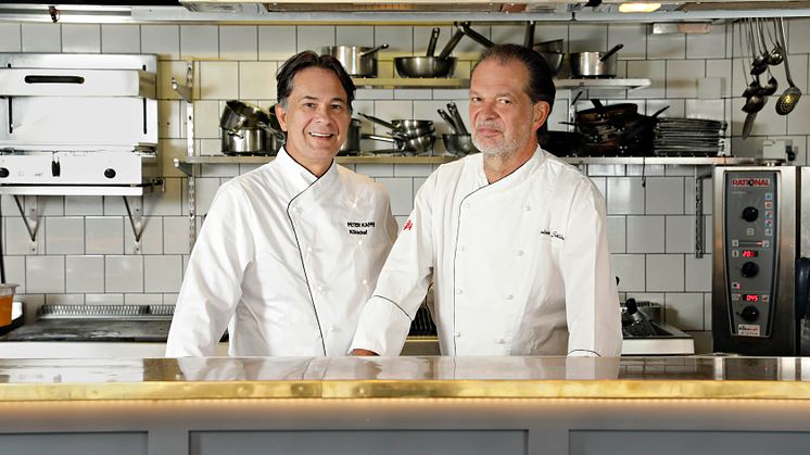 Peter och Ulf kappen i köket på Frippe, Dramatens Bakficka (Fotograf: Eva Edsjö)