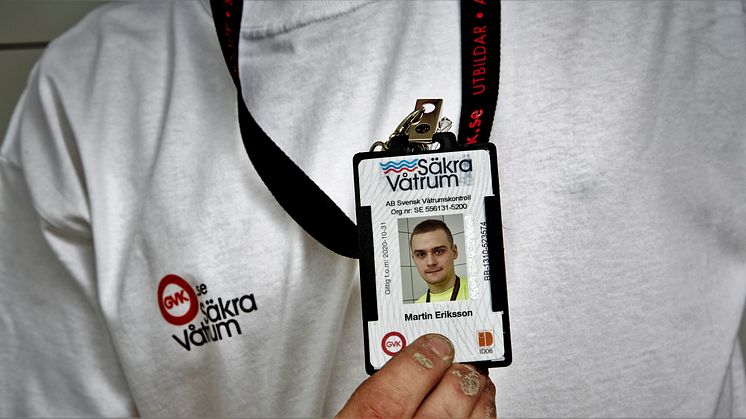 Be att få se fotolegitimation! Det är ett av våra tips för att inte bli lurad när du anlitar hantverkare för jobb i våtrum. En GVK-auktoriserad montör kan alltid visa ID-kort.