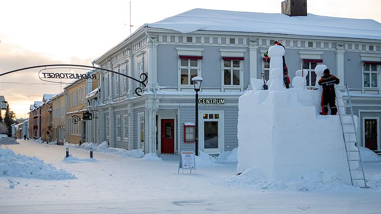 Luleås bidrag - ett av fyra mäktiga snöskulpturer tar form på anrika Rådhustorget i Piteå.  Foto: Ulric Flood