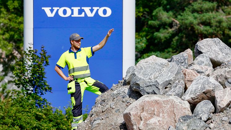 Adam Lindberg och hans kollegor från Volvo Construction Equipment förbereder nu demofältet inför Novemberkåsan.