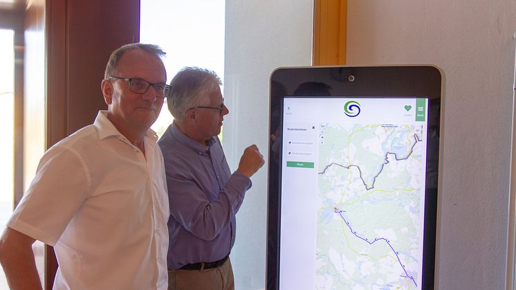 Einfach zu bedienen: Der neue digitale Touchpoint in der NaturThermeTemplin. Auf dem Bild (von links nach rechts): Detlef Tabbert, Bürgermeister von Templin, Dieter Hütte, Geschäftsführer der TMB Tourismus-Marketing Brandenburg GmbH.