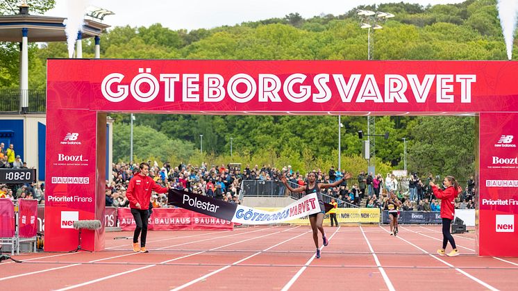 Tigist Assefa, Etiopien, passerar mållinjen som segrare i Göteborgsvarvet 2022. Foto: Glenn T Unger.