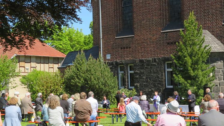 Der Festgottesdienst fand auf der Wiese neben der Hephata-Kirche statt. 
