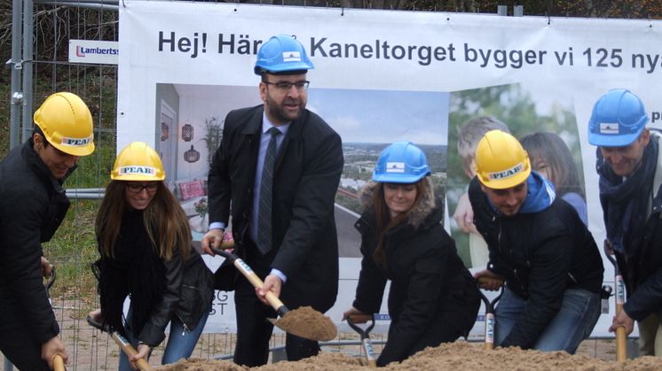 Bostadsministern tog första spadtaget på nya Kryddhyllan i Gårdsten 