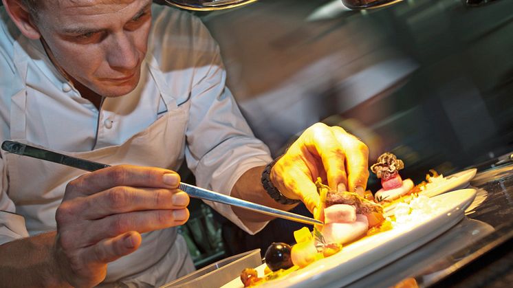 Kocken Dirk Hoberg gör de sista finjusteringarna på tallriken på Restaurant Ophelia på Hotel Riva i Konstanz vid Bodensjön. FOTO: Hotel Riva