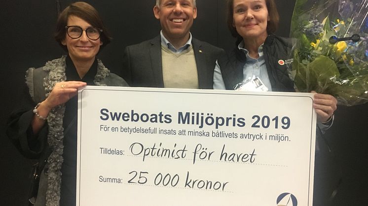 Båtbranschens miljöpris tilldelas Optimist för havet. Sharon Emanuel (Håll Sverige Rent), Thomas Hansson-Mild, Svenska Seglarförbundet och Camilla Larsson, Sjöräddningssällskapet tog emot priset. 