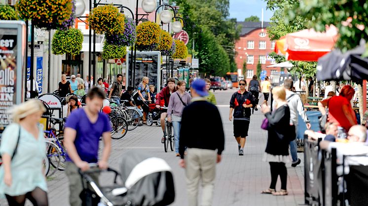 Människor i rörelse på Gågatan i Karlstad