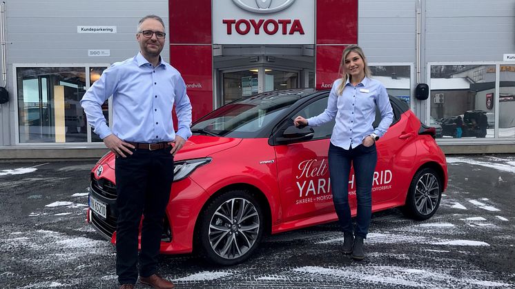 Det er alle våre Yaris-kunder vi skal takke for at modellen har blitt en så stor suksess her hjemme, sier salgssjef Hans Petter Heim t.v. og bilselger Nina Richardsen Schelderup t.h. ved Nordvik Toyota Narvik.  Foto: Nordvik AS.