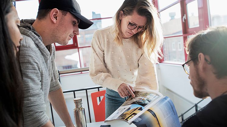 Yrgo har ett 50-tal yrkeshögskoleutbildningar inom flera olika områden. Här ses studerande från den populära utbildningen Arkitekturvisualisering. Foto: Lo Birgersson
