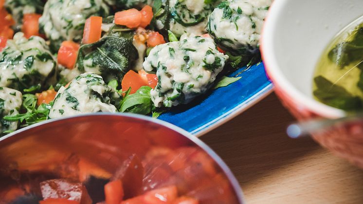 Gnocchi på bröd med brynt salviasmör och tomater