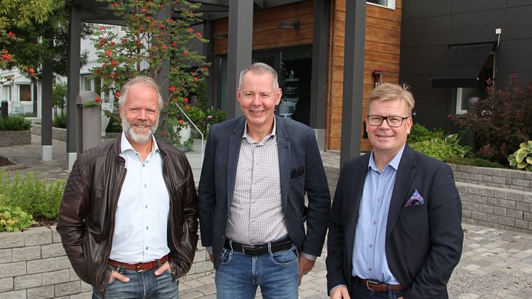 Stefan Lindbäck, vd Lindbäcks Group, Mikael Brandt, ny styrelseordförande Lindbäcks Bygg, och Magnus Edin, vd Lindbäcks Bygg.