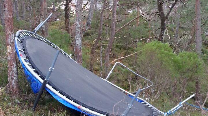 Husk å sikre løse gjenstander og  da spesielt trampolinen