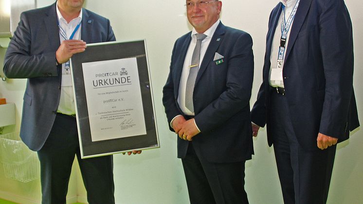 Vorstandsvorsitzender Prof. Ringshausen (l.) und Harald Bleimeister, 1. Stellvertreter, (r.) überreichen die Mitgliedsurkunde an TH-Präsident Prof. Dr. László Ungvári.