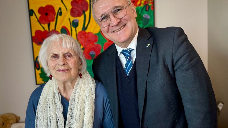 Ilon Wikland med Estlands  ambassadör Toomas Lukk.jpg