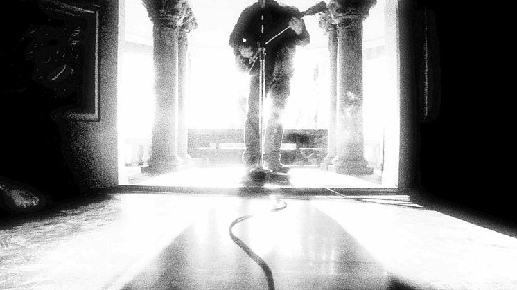 Neil Young plockar upp gitarren och släpper nya studioalbumet Le Noise den 29 september.