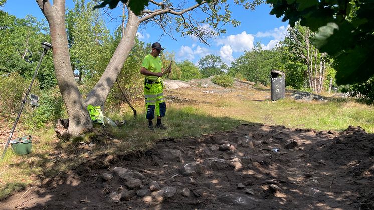 Arkeolog Ulf Ragnesten vid gravlämningarna