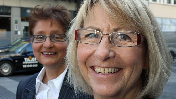 Maud Svensson, verksamhetschef, Lydiagården i Höör, får BROs utmärkelse 2010 med Aina Jonsson