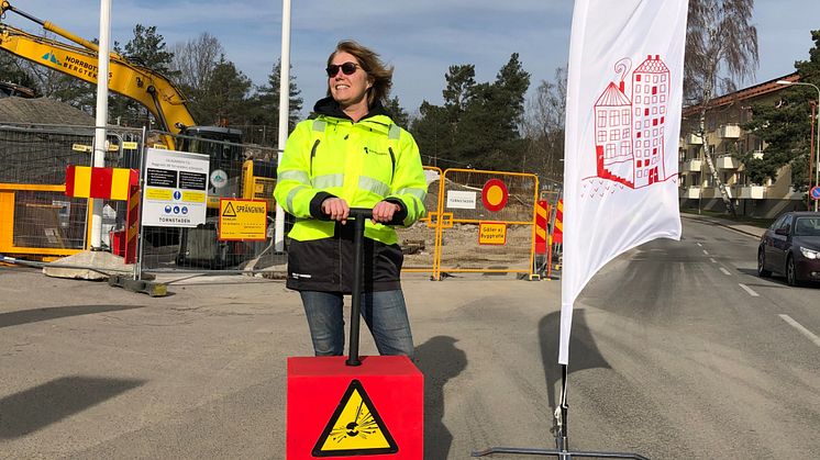 Johanna Frelin redo att spränga och därmed förklara bygget för officiellt startat.