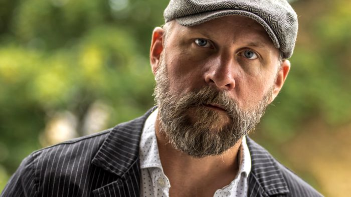 Författaren Kalle Lind kommer till Stadsteatern 21 januari för ett samtal om Hasse & Tage och den aktuella musikalen Äppelkriget.  