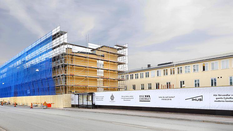 Byggentreprenören Byggconstruct har en stor utmaning i att omdana huset fullständigt, medan de kulturminnesmärkta fasaderna ska bibehållas. Foto: Kjell-Arne Larsson