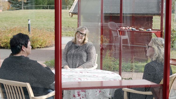 Kramfors kommunalråd Malin Svanholm i samtal med demensteamets Ulrika Viberg och Malin Olsson.