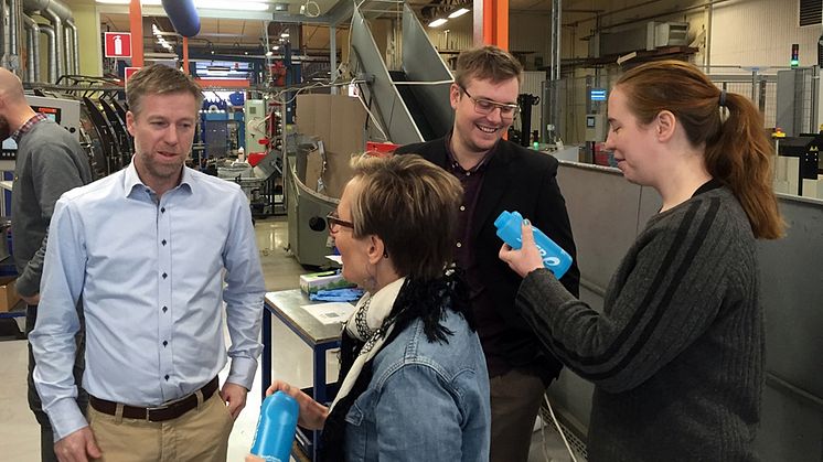 I Innovationshjälpen möts personer inom kreativa näringar hos ett industriföretag under en förmiddag för att skapa nya idéer. 