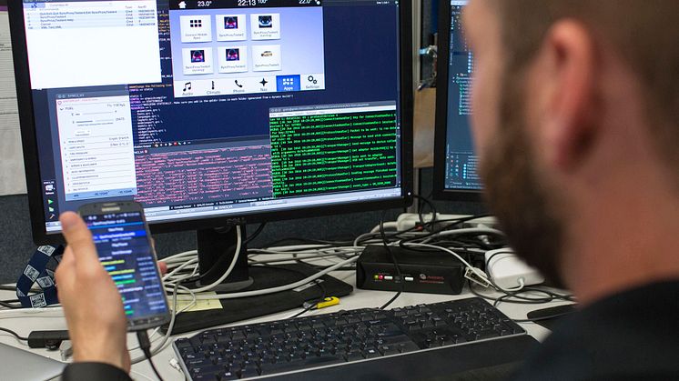 Apputvecklare använder SYNC 3 AppLink Emulator.